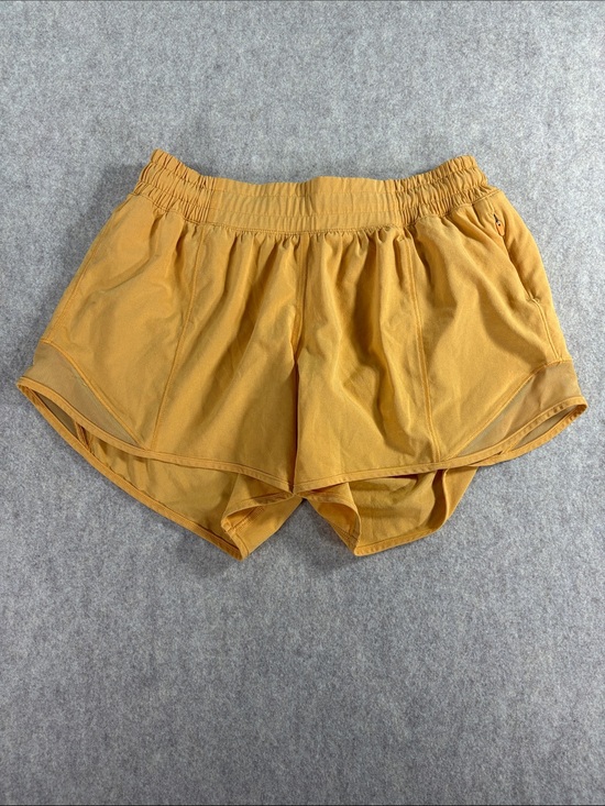 lululemon athletica Pants - Lululemon Hotty Hot Low-Rise Lined Short 4" Honeycomb Size 6 EUC